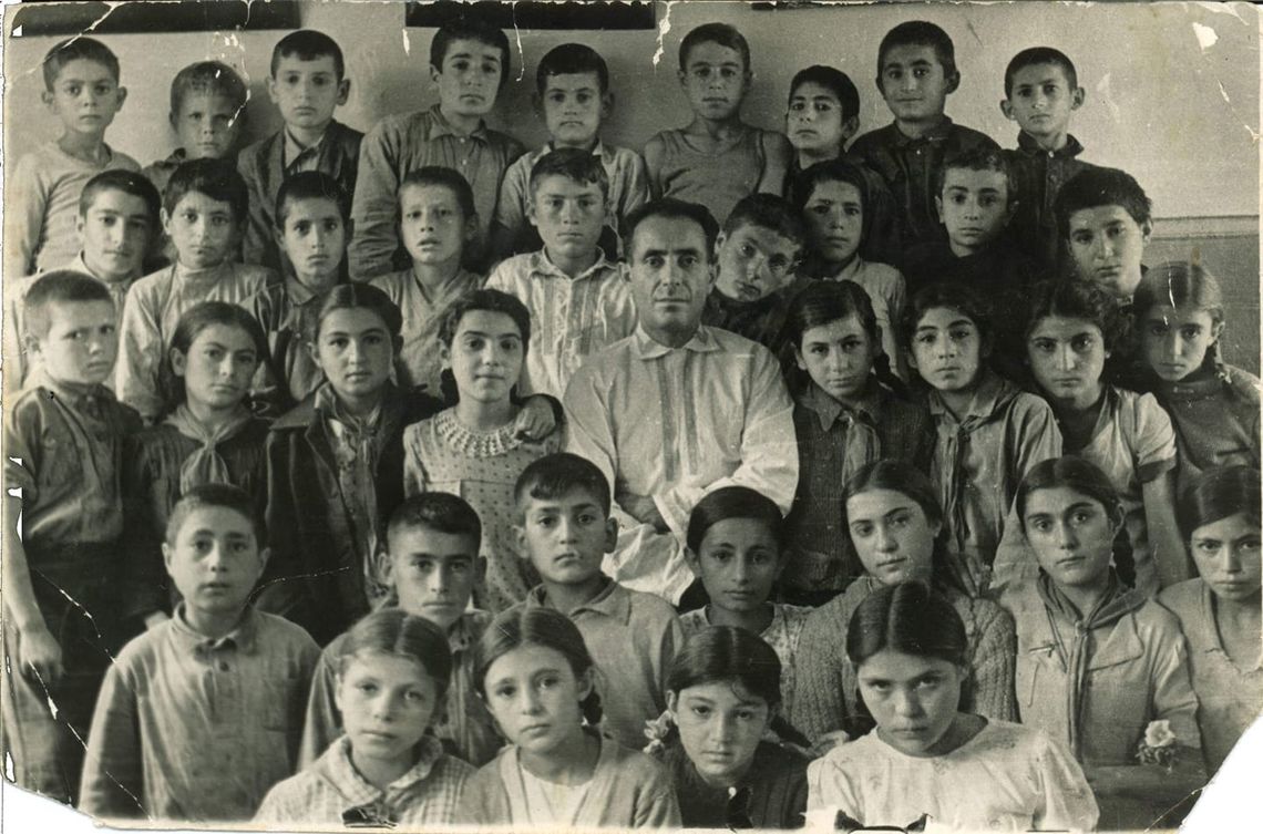 1935 թ ծնված երեխաների դասարանը մաթեմաթիկայի ուսուցչ արտավազդ սարգսյանի հետ